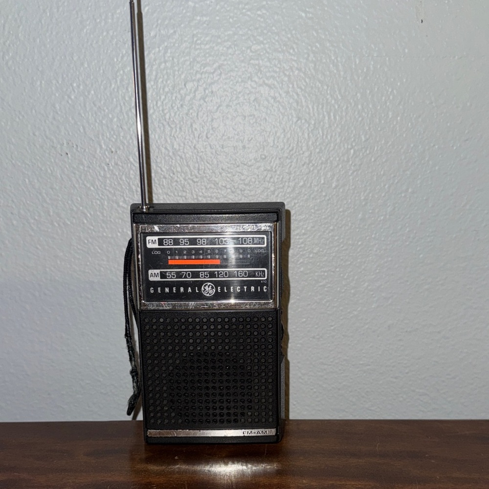 Vintage General Electric 7-2500A AM/FM Portable Transistor Radio Works!